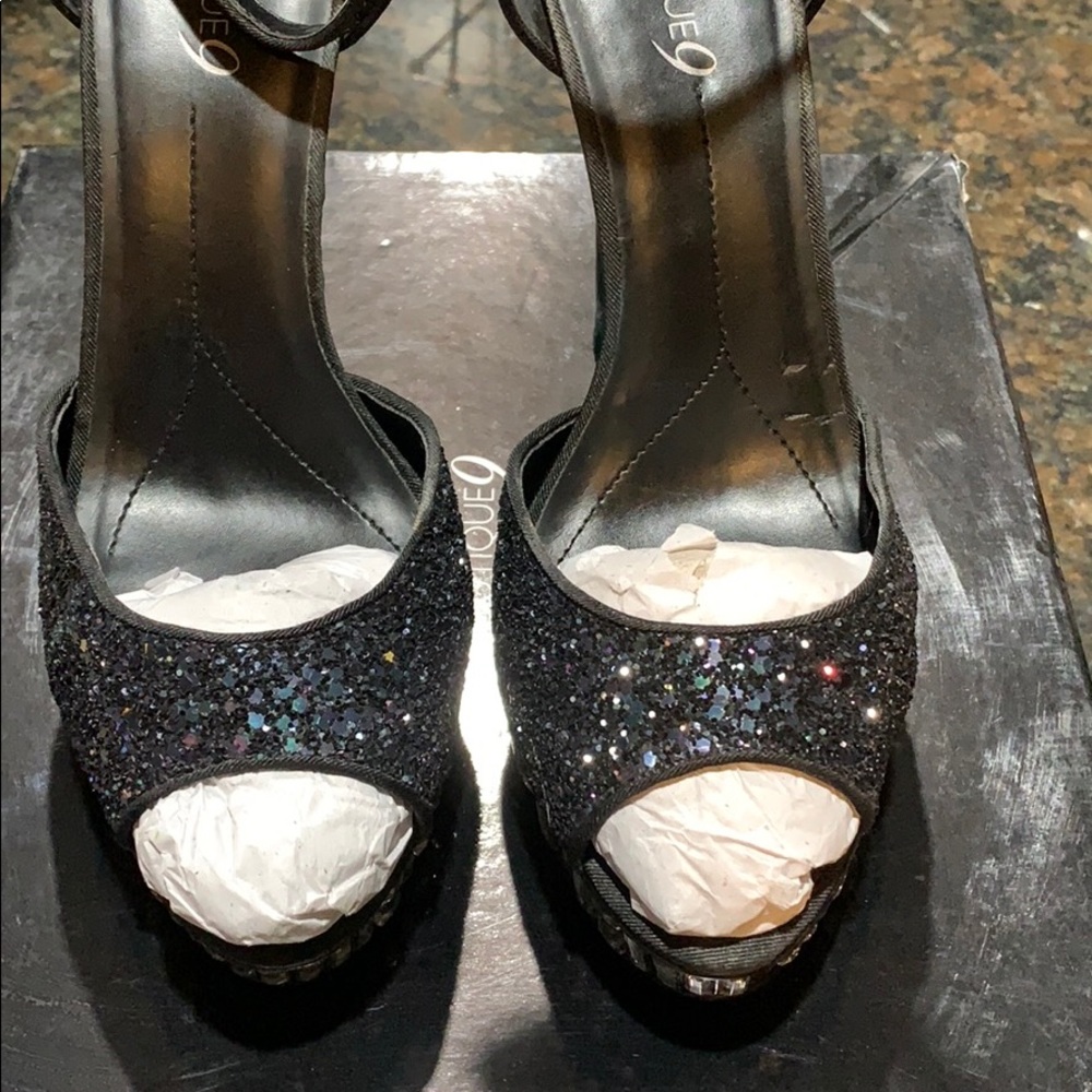 Beautiful Boutique 9 crystal sandals - Picture 7 of 10